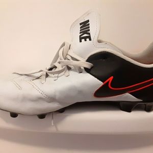 Nike Tiempo Men's Size 11 Football/Soccer Cleats